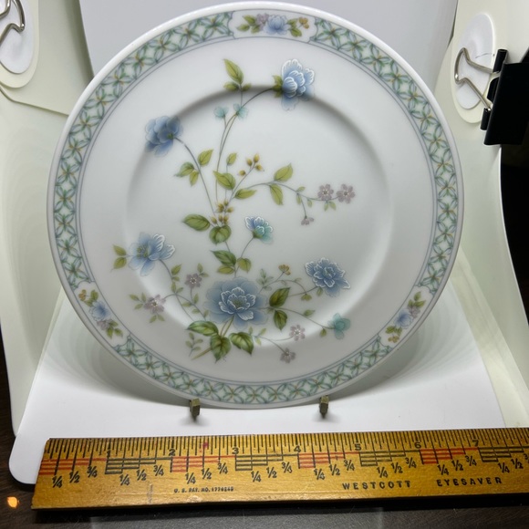 Noritake Ireland China Bread and Butter plates (set of 4). EUC. - Picture 3 of 3